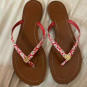 Tory Burch Daisy print patent leather flip flop sandals size 9
